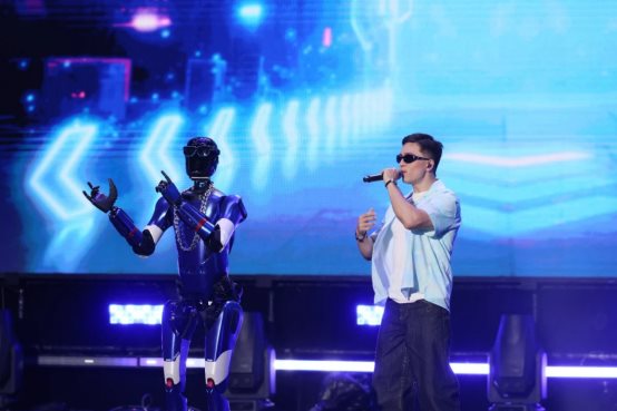 A person singing into microphones on stage with robot on stage

AI-generated content may be incorrect.